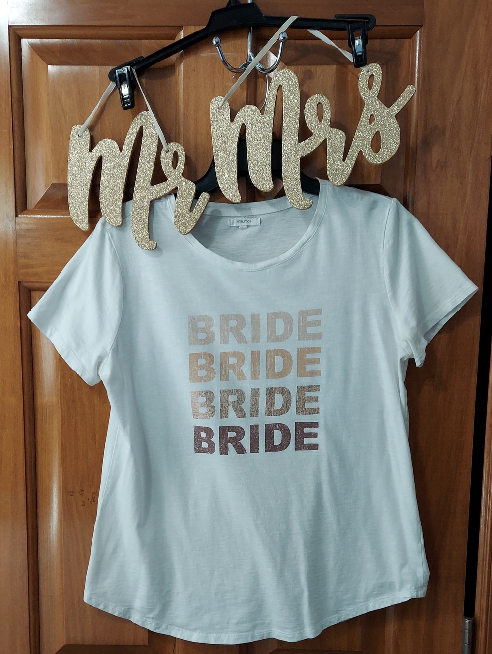 Maurices "BRIDE" Large Tee-Shirt and Gold Glittered Mr & Mrs Hanging Decor Sign▪